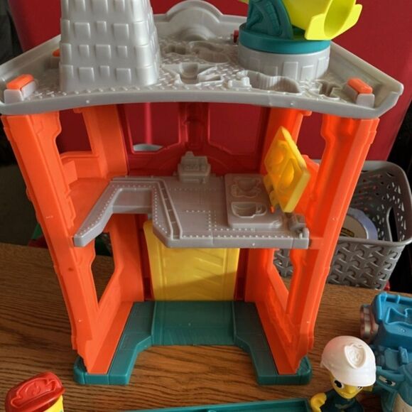 Play-Doh Town Fire Station firetruck, police motorcycle and Figures - Picture 2 of 6